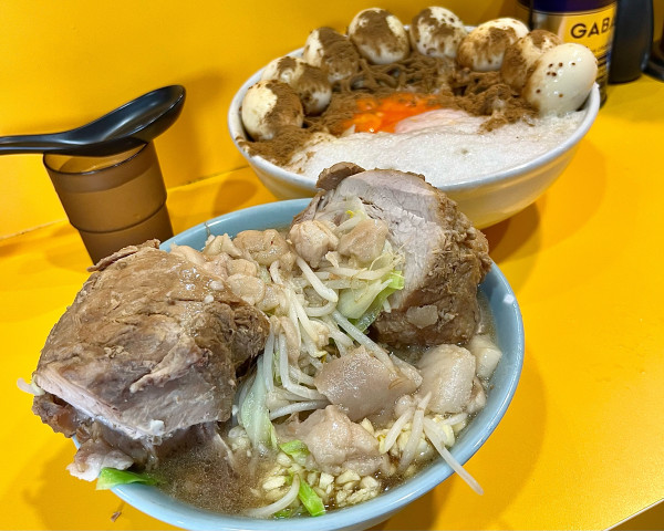 「小ラーメン トドメ玉×2 生たまごW 玉ねぎたまご×2 お魚天国」@ラーメン二郎 八王子野猿街道店2の写真