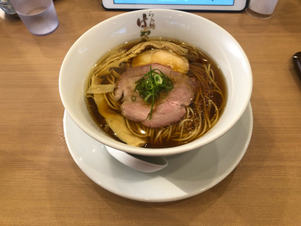 「醤油らぁ麺」@らぁ麺 はやし田 味の素スタジアム店の写真
