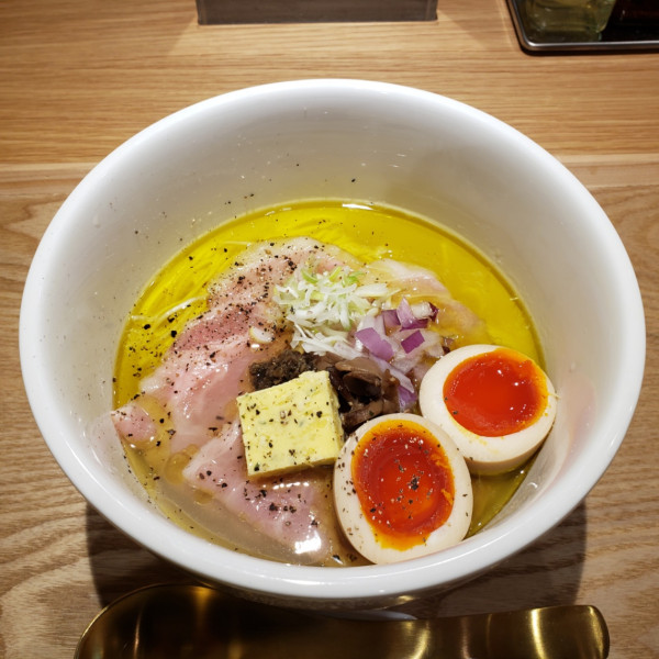 「味玉濃厚トリュフの鶏塩だし中華そば 1110円」@MENDOKORO TOMO Premiumの写真