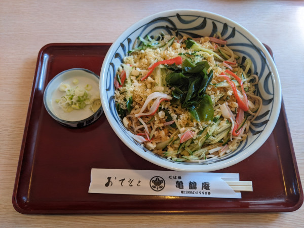 「冷やしたぬきそば＋大盛り：750円＋100円」@亀鶴庵の写真