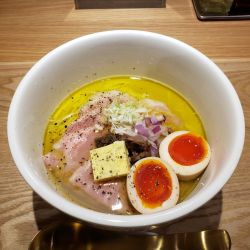 味玉濃厚トリュフの鶏塩だし中華そば　1110円