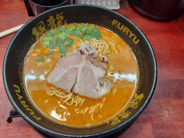 「辛ラーメン、替玉２玉」@とんこつラーメン 博多風龍 渋谷店の写真