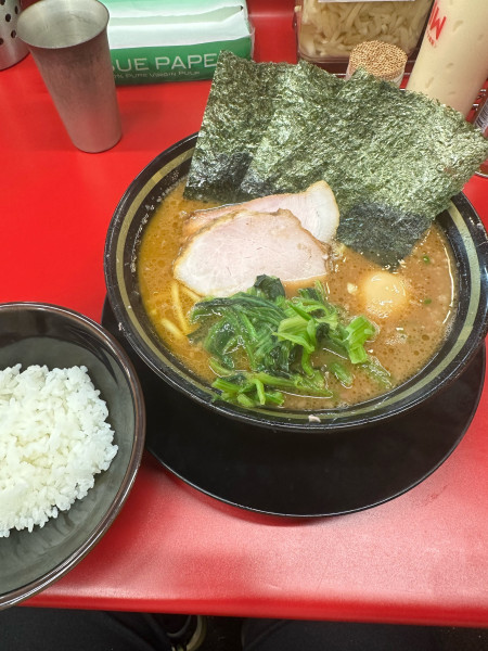 「ラーメン(固め)+燻製たまご+半ライス」@IEKEI_TOKYO 王道家直系の写真