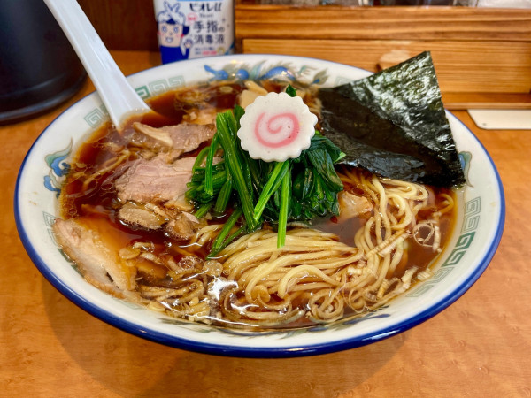 「醤油ラーメン ほうれん草」@麺屋かむいの写真