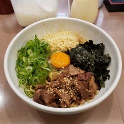 牛すじまぜそば(温)　930円