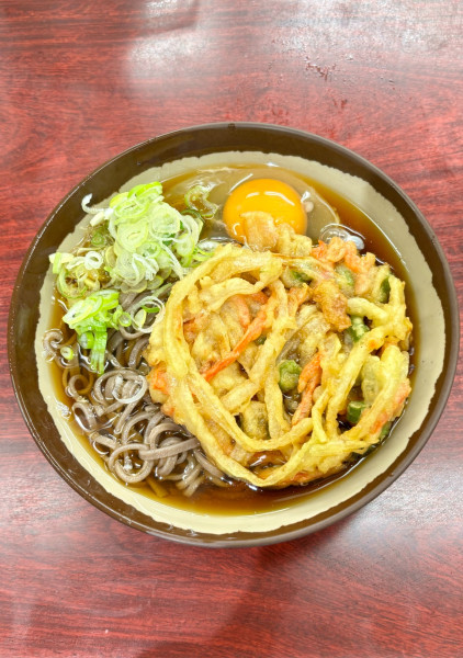 「かき揚げ玉子そば（610）」@そば処桔梗 塩尻駅店の写真