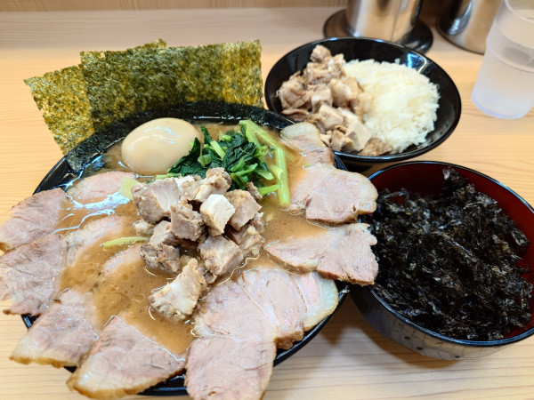「チャーシューメン＋チャーシュー3枚＋味玉＋バラのり」@ラーメン 大國家の写真