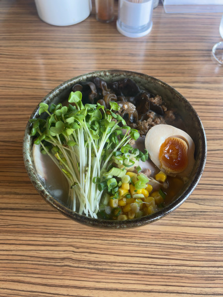 「みそらーめん+ぜんぶのせ（1200円）」@らーめん春友流の写真