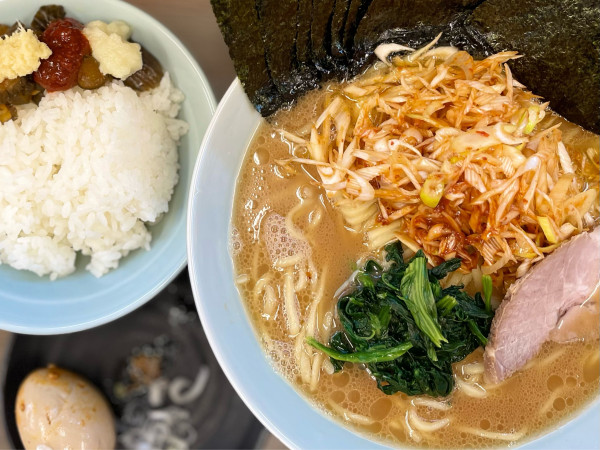 「ラーメン中、のり、辛味玉、辛ネギ」@横浜らーめん 渡来武の写真