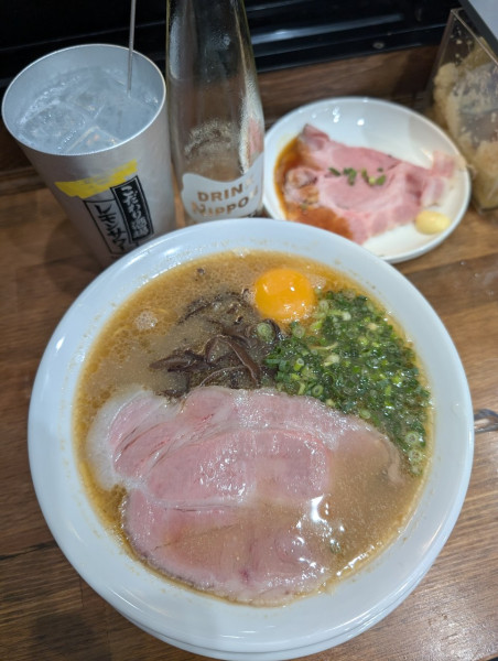 「海老豚骨ラーメン＋レモンサワー＋岩海苔替玉」@無冠 阿佐ヶ谷の写真