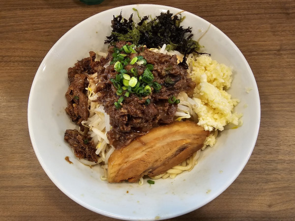 「【限定】和牛まぜそば（200g）ニンニクアブラマシ1050円」@ラーメン謝の写真