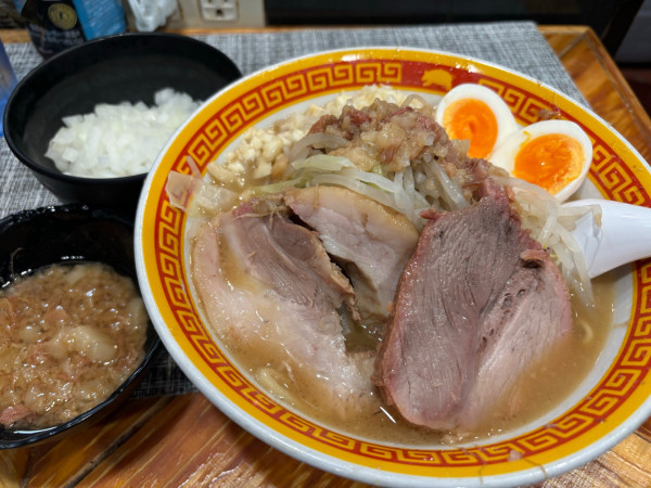 「ラーメン180g(豚2枚、ゆで卵)＋玉ねぎ」@えどもんどの写真