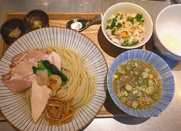 「帆立の昆布水つけ麺（黒）＋帆立の追い茶漬け飯＝￥1600」@麺や くろえもんの写真