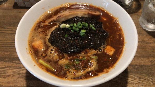 「ブラックラーメン　1000円」@ナイスアイディアの写真