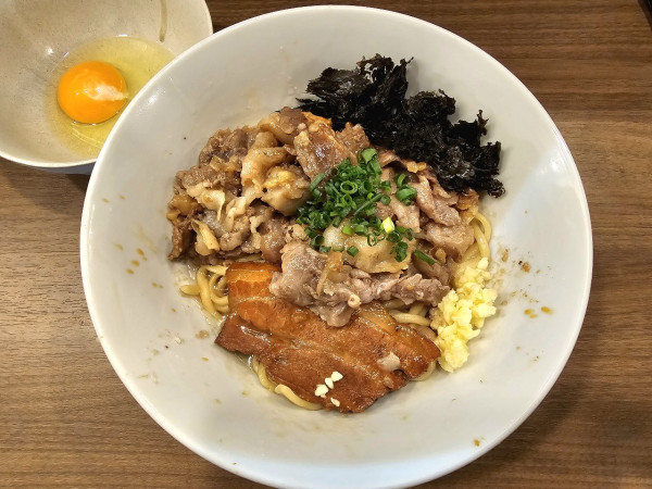 「【限定】和牛まぜそば（200g）＋生卵　1050＋50円」@ラーメン謝の写真