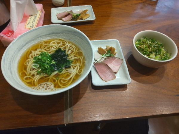 「いりこそば　ネギご飯　830+130」@讃岐ラーメン 香麦の写真