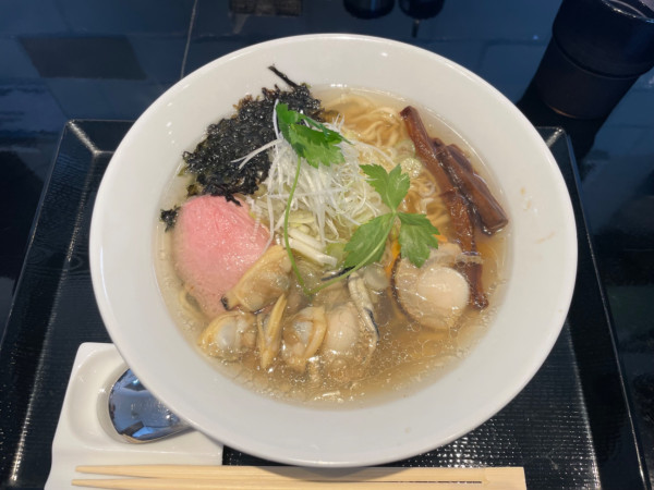 「貝と魚のあら炊き中華そば ¥900 牡蠣の和え玉 ¥390」@Fishmenの写真