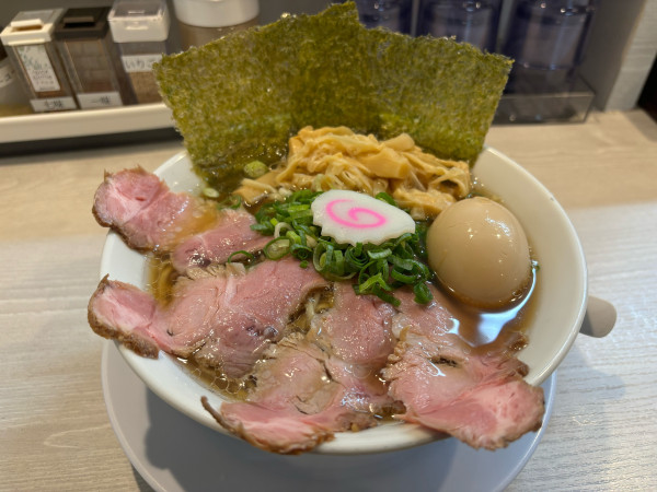 「中華そば（しようゆ）全のせ1200円大盛り100円」@鶏そば 天翔の写真