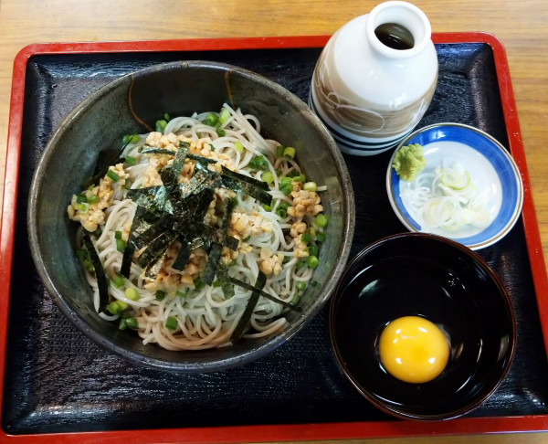 「納豆そば（680円）＋大盛り（150円）」@たまる屋の写真