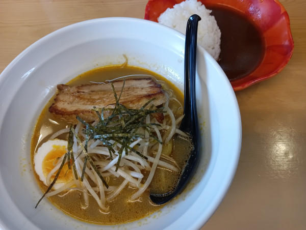 「半カレーラーメン+半カレーライス（¥950）」@魔女のカレーの写真