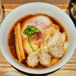 醤油わんたん麺（1700円）＋炙り肉飯（600円）