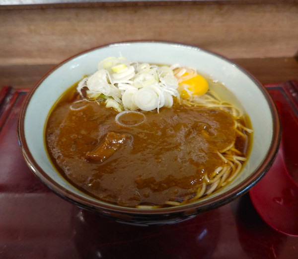 「カレーそば+生たまご」@船堀そば 文殊の写真