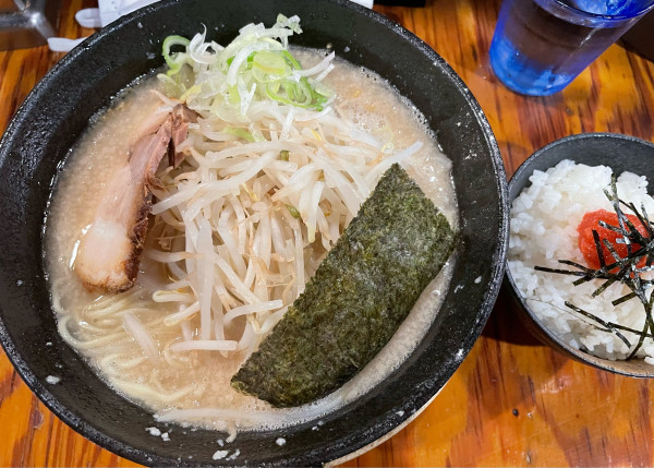 「塩豚骨ラーメン　細麺変更無料ランチ明太子ご飯」@らあ麺 やったる 新宿店の写真