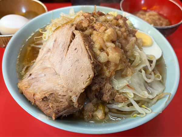 「ラーメン 半分 200G(小) +生卵+ブタカスアブラ」@ラーメン富士丸 東浦和店の写真