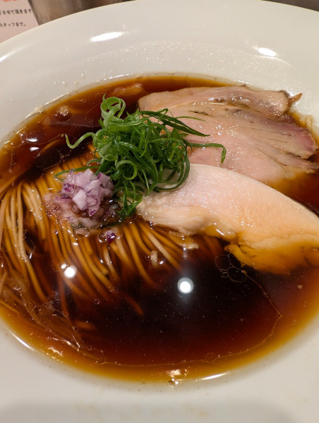 「地鶏醤油らぁ麺」@自家製麺 らぁ麺 藤花の写真