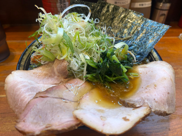 「中盛チャーシューメン（硬め 多め 少し薄め）＋白髪ねぎ」@末廣家の写真