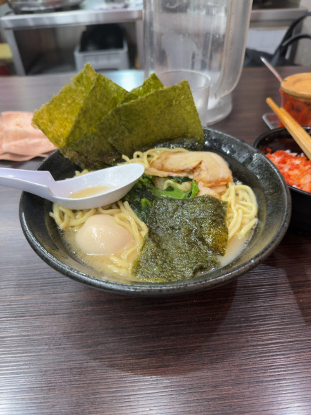「315ラーメン　塩　硬め、多め、濃いめ　無料ライス」@横浜家系ラーメン 上昇気流の写真