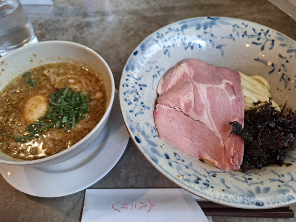 「牡蠣崩し醤油つけ麺味玉トッピング」@八二軒の写真