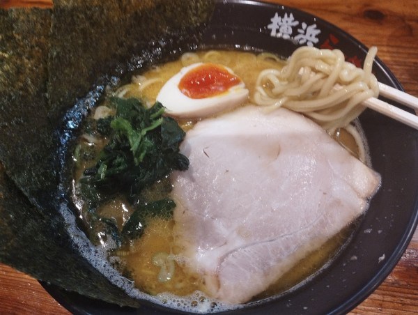 「らーめん(並)(かため)(850)」@壱八家 東戸塚店の写真