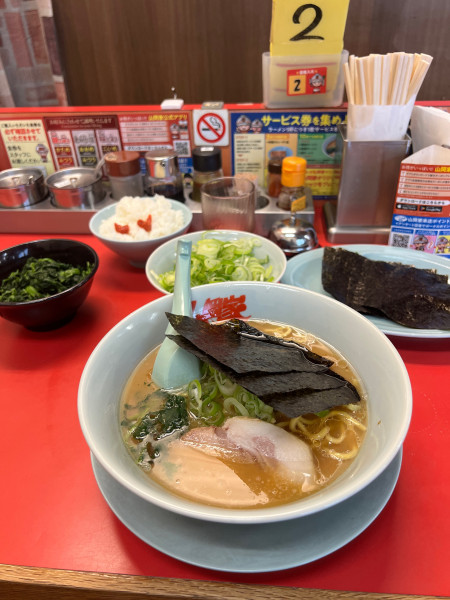 「醤油らーめん　ほうれん草　海苔　半ライス」@山岡家 越谷レイクタウン店の写真