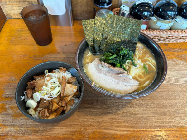 「とき卵ラーメン中盛ヘタ飯大盛（1500）」@ラーメン 大山家の写真