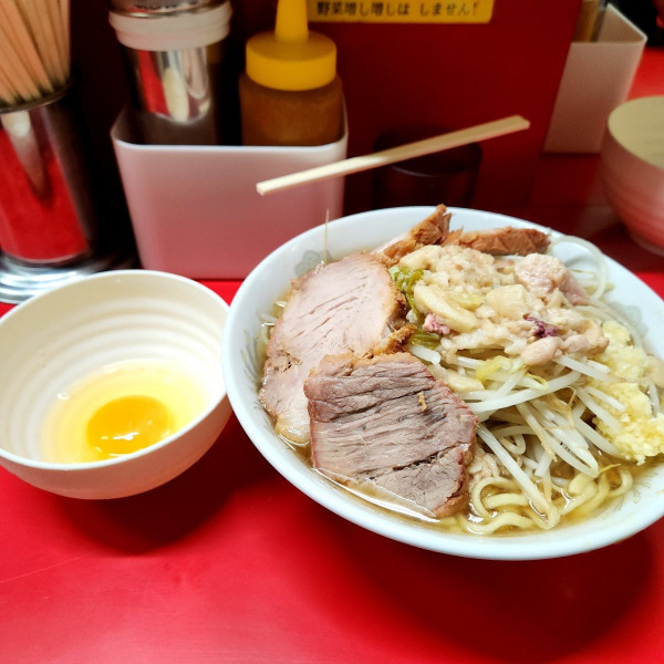 「小ぶた入り バリカタ ヤサイ、ニンニク、アブラ 生たまご」@ラーメン二郎 上野毛店の写真