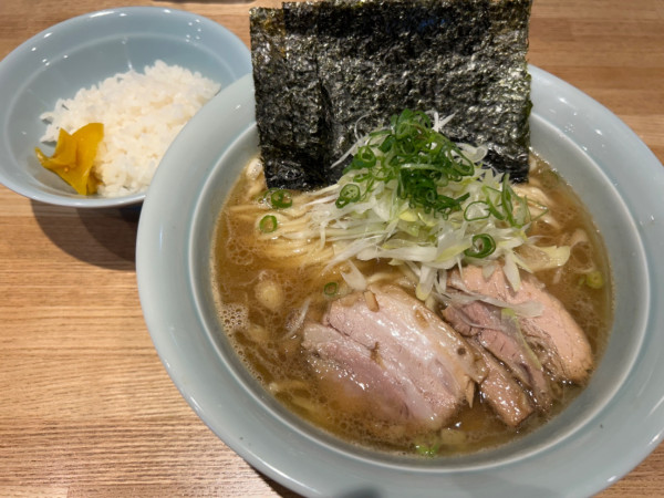 「豚骨醤油900円+ライス100円」@豚骨醤油 三輪の写真