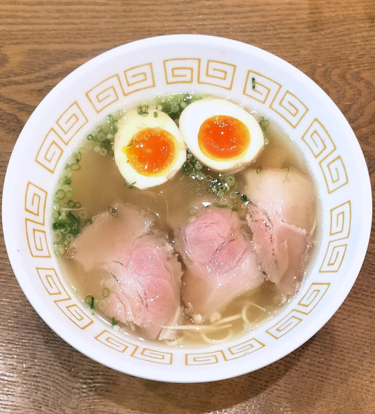 「しおらーめん 880円＋自家製半熟煮たまご 120円」@らーめん 柊の写真