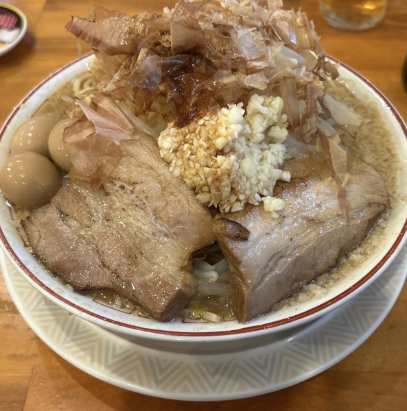 「マンモスラーメン大盛うずらニンニク」@泪橋 溝の口店の写真