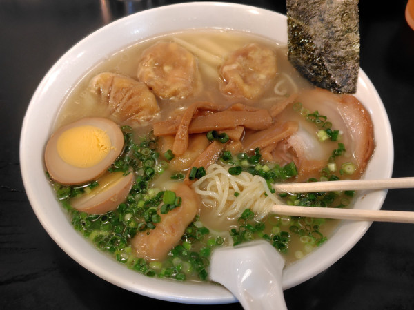 「雲呑麺五個·味付玉子·高菜ごはん」@こうや麺房の写真
