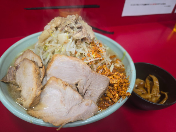 「大ブタ入り・メンマ・辛あげネギ ￥1,300」@ラーメン二郎 新宿歌舞伎町店の写真