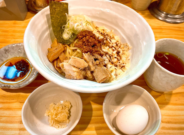 「温玉虎そば　並（1050円）　チーズ（100円）」@虎流 油そば専門店 茨虎の写真