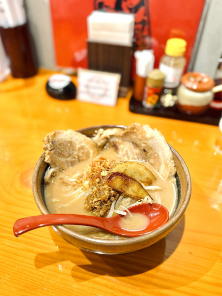 「味噌漬け炙りチャーシュー麺」@麺場 田所商店 池袋東店の写真