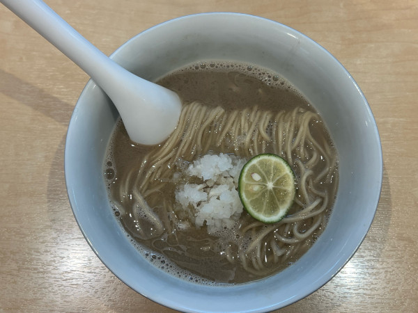 「純新秋刀魚〜北海道産獲れたて生サンマ～』1,200円　　秋刀魚の」@煮干中華そば 結。の写真