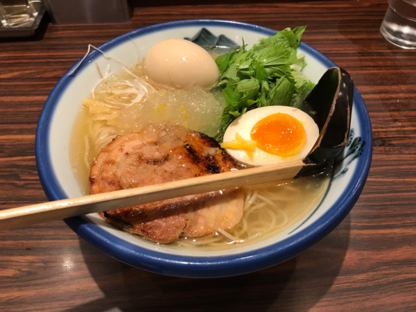 「冷やしゆず塩麺、特製煮卵(1530円)」@AFURI 横浜ジョイナス店の写真