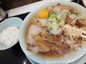「月見中華そば(無料小ライス)(850)」@新橋ニューともちんラーメン 川崎駅前店の写真