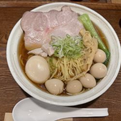 特製燻製醤油ラーメン大盛、うずらトッピング
