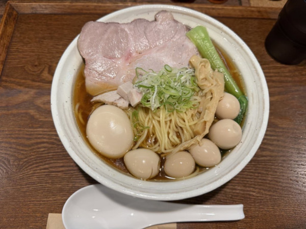 「特製燻製醤油ラーメン大盛、うずらトッピング」@燻製麺 燻の写真