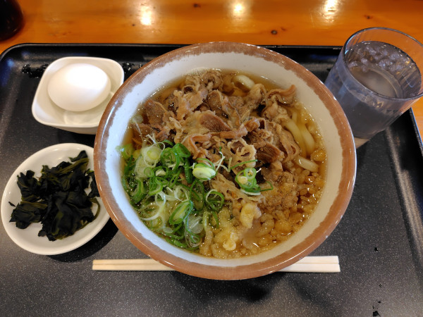 「肉うどん中580円、わかめ60円、温泉たまご90円」@うどん ちよ志 南吉方店の写真