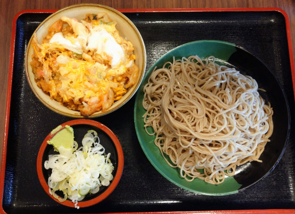 「かき揚げとじ丼セット（700円）＋大盛り（150円）」@甲斐そばの写真